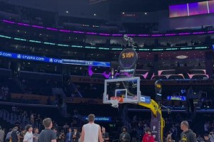 整花活大隊(duì)湖人賽前熱身全在玩花式投籃啊~